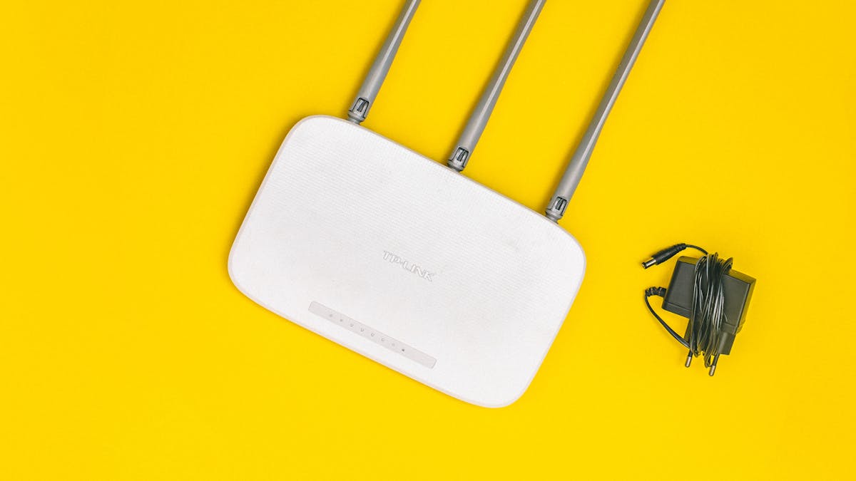 5G home internet wireless router with Wi-Fi indicator representing Visible 5G Home Internet service